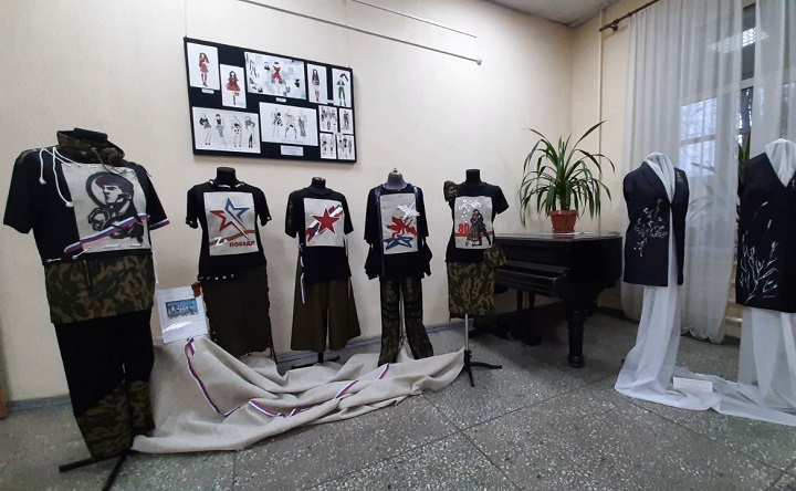 Коллекция одежды, представленная на выставке. Фото Натальи Курбановой