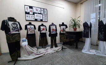 Коллекция одежды, представленная на выставке. Фото Натальи Курбановой