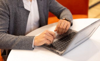 Мужчина за ноутбуком. Фото предоставлено пресс-службой ПАО «МегаФон»