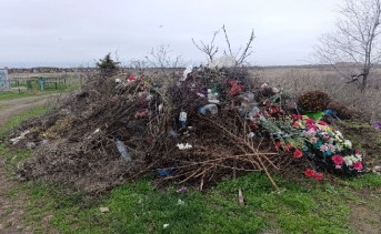 Свалочный очаг на кладбище. Фото Екатерины Гришиной