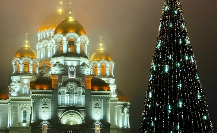 Новогодняя ёлка у Вознесенского собора. Фото с официальной страницы в соцсети Константина Хмельницкого.