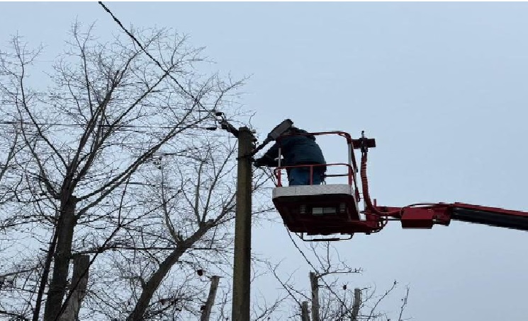 Монтаж линии электропередач. Фото telegram-канала Дениса Бурыки