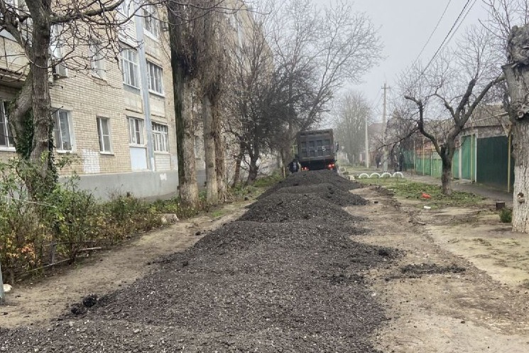 Отсыпка дороги по пер. Димитрова. Фото департамента ЖКХ Азова