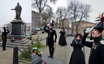 Участники московских клубов исторической реконструкции у памятнику Александру I. Фото пресс-службы ТГЛИАМЗ