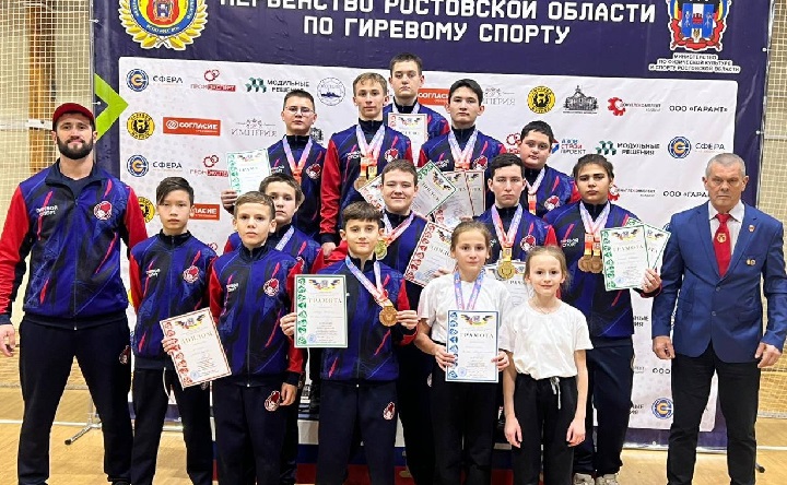 Сборная Азовского района по гиревому спорту. Фото пресс-службы администрации Азовского района
