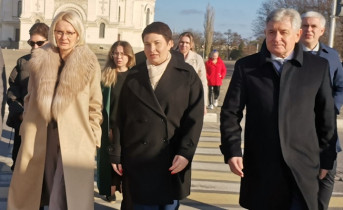 Виктория Абрамченко (слева), министр ЖКХ Ростовской области Антонина Пшеничная и председатель городской думы Виктор Синюгин. Фото пресс-службы городской думы