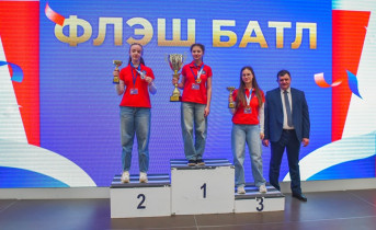 Награждение победителей. Фото Валерии Комченко, пресс-служба ЮРГПУ (НПИ)