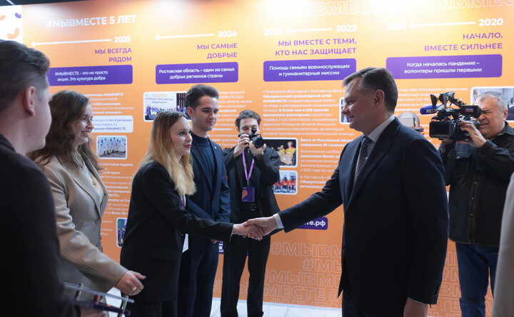 Юрий Слюсарь с добровольцами. Фото donland.ru