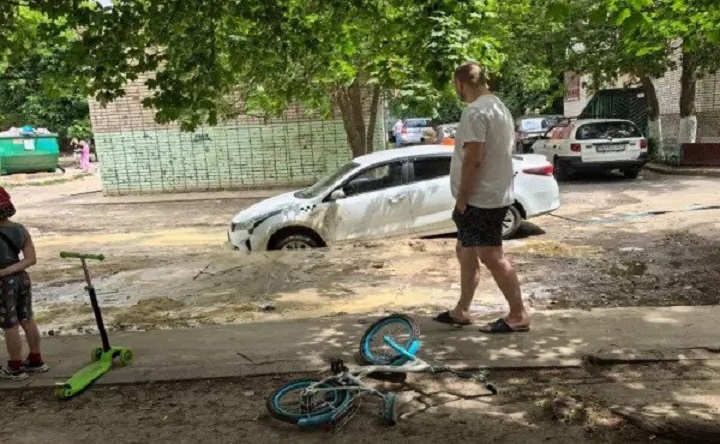 Машина такси провалилась в яму. Фото telegram-канала Водители Таганрога