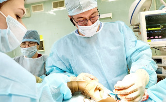 Олег Зинкевич во время операции. Фото пресс-службы РОКБ