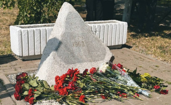 Цветы у памятного камня. Фото telegram-канала Константина Хмельницкого