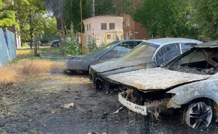 Сгоревшие машины. Фото из соцсетей