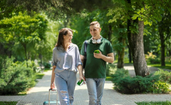 Парень и девушка со смартфоном. Фото ПАО «МегаФон»