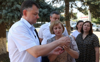 Юрий Слюсарь общается с инициативной группой горожан. Фото пресс-службы губернатора Ростовской области