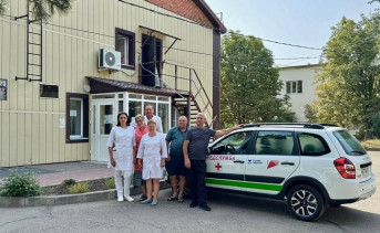 Новый автомобиль и сотрудники медучреждения. Фото telegram-канала администрации Азовского района