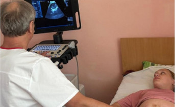 Женщина на приёме у влача. Фото министерства региональной политики и массовых коммуникаций Ростовской области