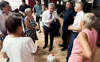 Виктор Синюгин на встрече с жителями. Фото Telеgram-канала Виктора Синюгина