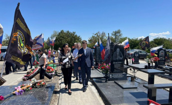 Встреча Дмитрия Водолацкого с родными участников СВО, похороненных на Аллее Славы. Фото telegram-канала Дмитрия Водолацкого