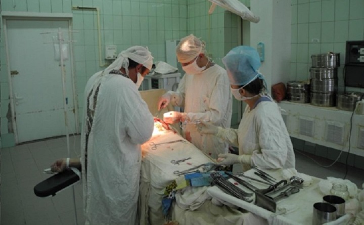 Идёт операция. Фото с официальной страницы в ВК ГБУ РО «ГБСМП» в Новочеркасске