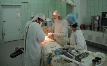 Идёт операция. Фото с официальной страницы в ВК ГБУ РО «ГБСМП» в Новочеркасске