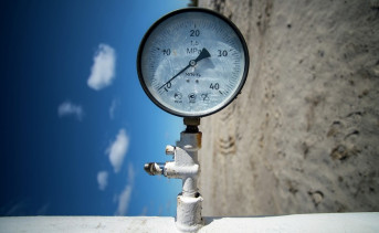 Манометр на трубопроводе. Фото Евгений Биятов/РИА Новости