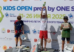 Александр Безрида с кубком. Фото пресс-службы спорткомитета Таганрога