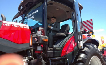 Сергей Бодряков в кабине комбайна. Фото министерства региональной политики и массовых коммуникаций Ростовской области