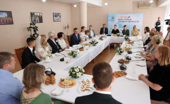 Юрий Слюсарь с участниками приёма по случаю Дня семьи, любви и верности. Фото пресс-службы губернатора Ростовской области