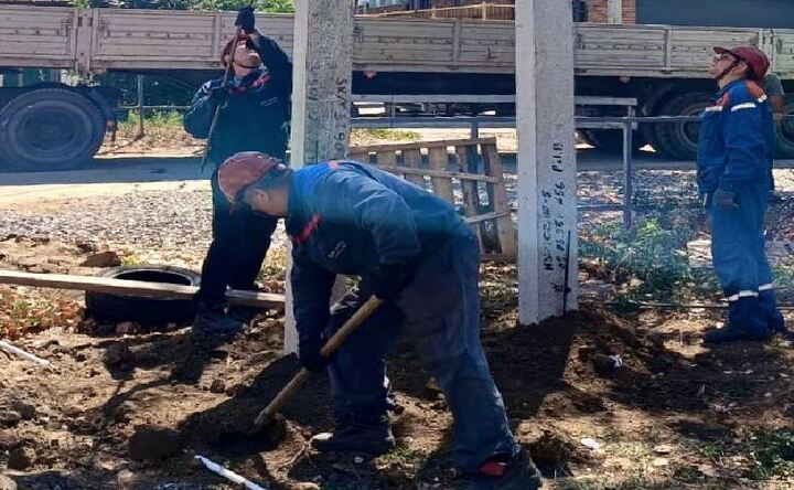 Установка опоры. Фото telegram-канала АО «Донэнерго»