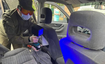 Осмотр угнанного автомобиля. Фото пресс–службы СУ СК России по Ростовской области