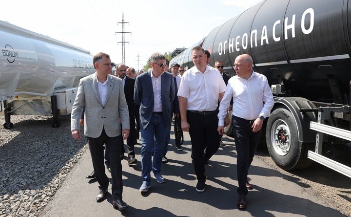 Юрий Слюсарь (слева) и Максим Решетников (второй слева) осматривают работу ОЭЗ. Фото пресс-службы губернатора