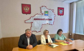 Встреча с ветеранами. Светлана Давлятова в центре. Фото telegram-канала Администрации Азовского района