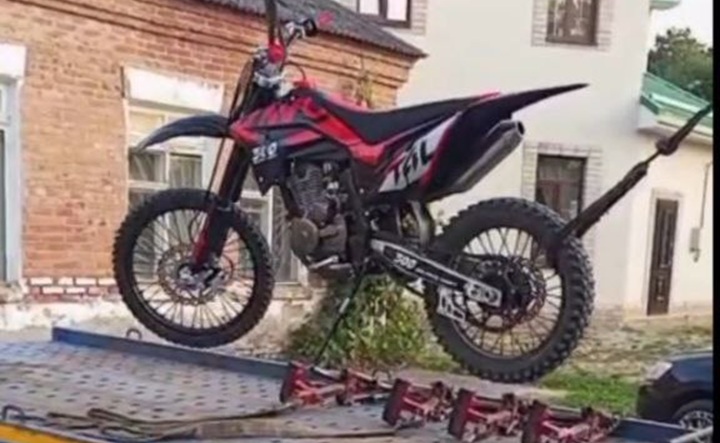 Перевоз питбайка на штрафстоянку. Скриншот видео telegram-канала пресс-службы  Госавтоинспекции