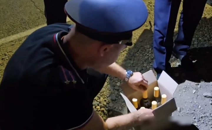 Коробка с контрафактным алкоголем. Фото пресс-службы ГУ МВД России по Краснодарскому краю