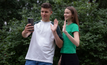 Молодые люди со смартфонами. Фото предоставлено пресс-службой ПАО «Мегафон»