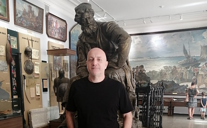 Захар Прилепин в музее. Фото telegram-канала Новочеркасского музея истории донского казачества