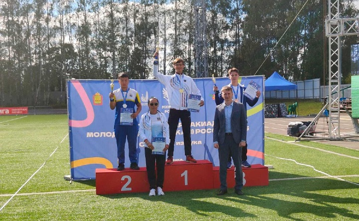 Матвей Чикалов на пьедестале почёта. Фото пресс-службы СШОР № 13