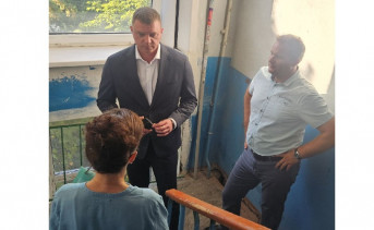 Встреча Егора Долматова с жильцами аварийного дома. Фото telegram-канала Светланы Камбуловой