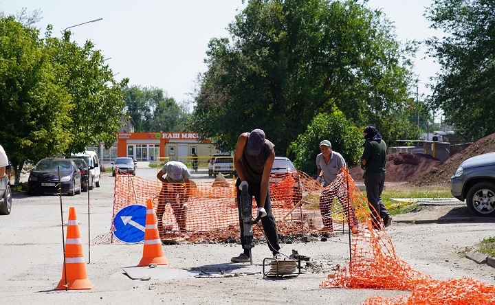 Работы на пешеходных дорожках. Фото Максима Максименко