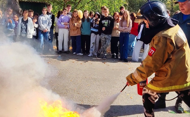 Школьники получают навыки тушения пожаров. Фото donland.ru