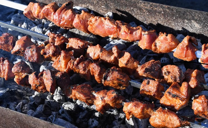 Шашлык. Фото Виталия Анькова, РИА Новости