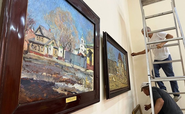 Сотрудники Азовского музея-заповедника готовят экспозицию. Фото с официальной ВК странички ТХМ