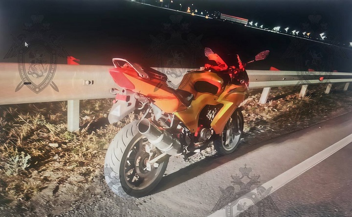 Мотоцикл на дороге. Фото пресс-службы Следкома по Ростовской области