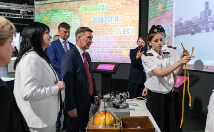 Игорь Гуськов осматривает экспозицию. Фото министерства региональной политики и массовых коммуникаций Ростовской области