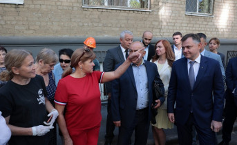 Встреча Юрия Слюсаря с жильцами пострадавших домов. Фото пресс-службы губернатора