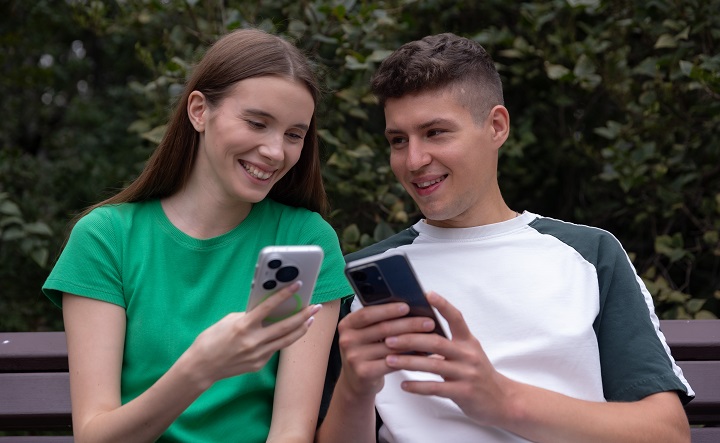 Молодые люди со смартфонами. Фото предоставлено пресс-службой ПАО «Мегафон»