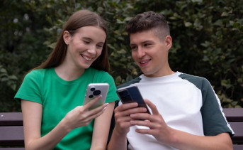 Молодые люди со смартфонами. Фото предоставлено пресс-службой ПАО «Мегафон»