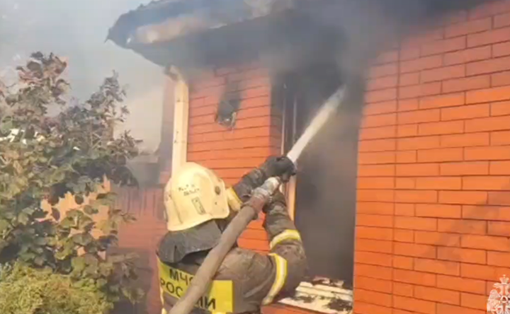 Тушение пожара. Скрин видео пресс-службы МЧС России по Ростовской области
