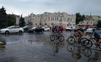 Центр Азова после дождя. Фото ruffnews.ru