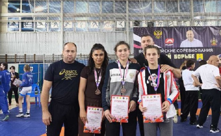 Участницы соревнований по вольной борьбе. Фото telegram-канала спортшколы №9